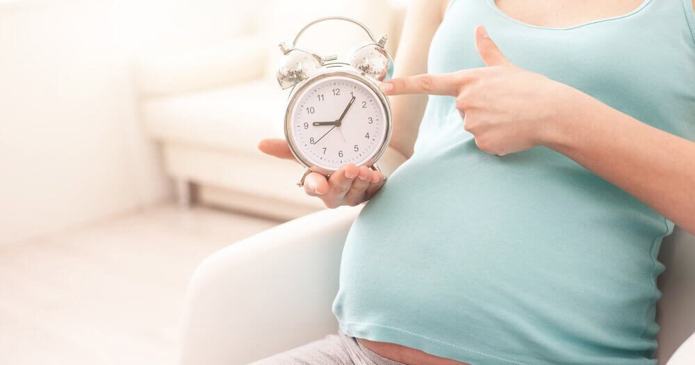 Сколько вынашивают беременность. Переношенная беременность. Шор беременности. Запоздалые роды свыше 41 недели. Время родов фон картинка.